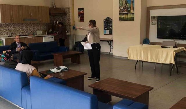 Huzurevi sakinlerine 'Dijital Okuryazarlık' eğitimi verildi