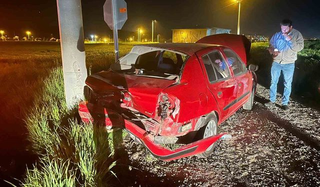 İki otomobil çarpıştı, iki kişi hastanelik oldu