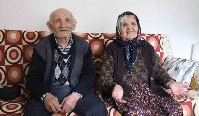 İlk günkü sevgiyle 67 yıldır aynı yastığa baş koyuyorlar