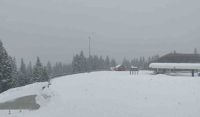 İlkbahar yerini kışa bıraktı, turizm alanı yeniden beyaz örtüyle kaplandı