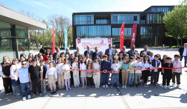 İnegöl'de 23 Nisan'a özel minik sanatçılar sergisi açıldı