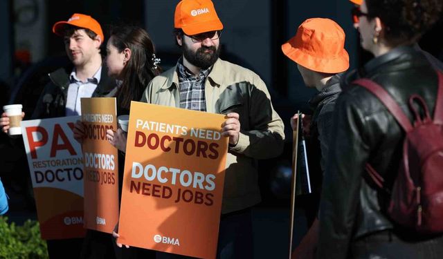 İngiltere'de doktorlardan 6 günlük iş bırakma eylemi