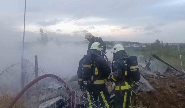 İnşaat şantiyesinde konteyner yangını