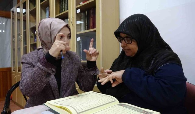 İşitme engelli kadınlar işaret diliyle Kur'an-ı Kerim öğreniyor