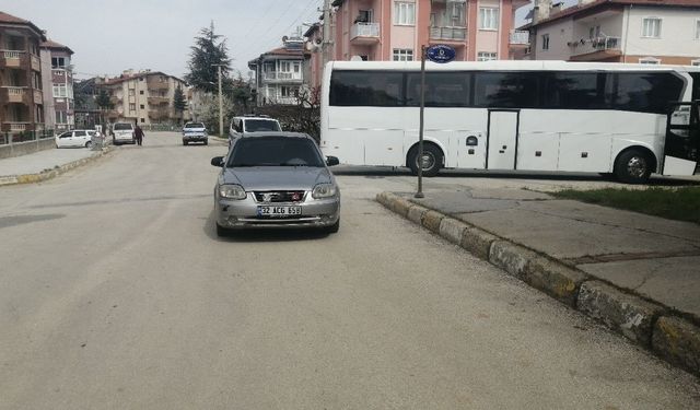 Isparta'da otomobil ile tur otobüsü çarpıştı: 1 yaralı