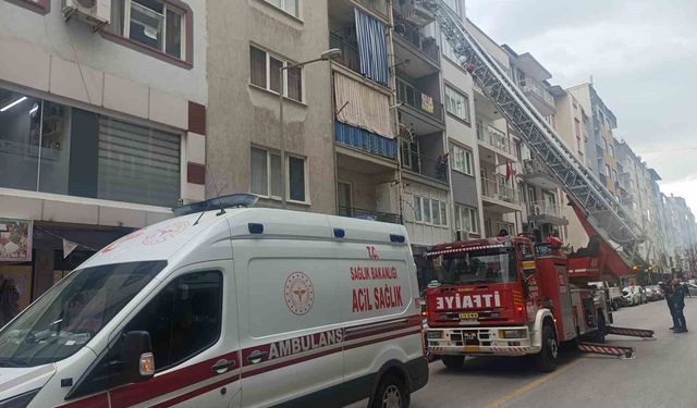 İtfaiyenin asansörlü merdivenine binmekten korkan genç, kırık ayağıyla merdivenlerden indi