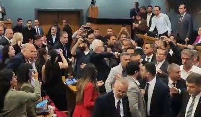 İzmir Büyükşehir Belediyesi Meclis Toplantısında arbede