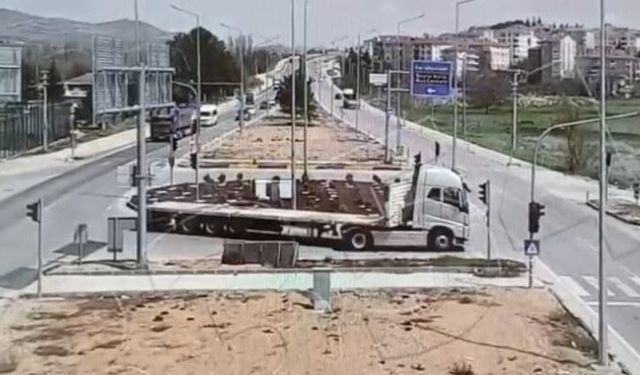 Kamyonetin otomobilin üzerine devrildiği kaza kamerada