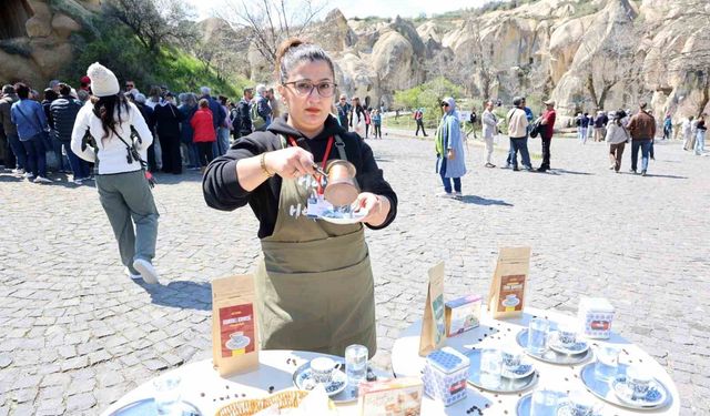 Kapadokya'da turistlere Türk kahvesi ve lokum ikramı
