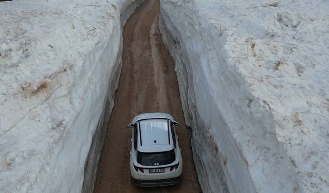 Kar duvarları arasında kalan yol görenleri hayrete düşürdü