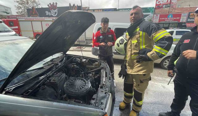 Karaman'da yanan otomobile esnaftan hortumlu müdahale