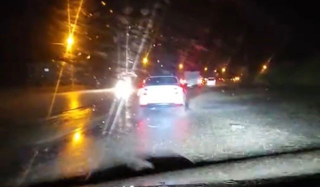 Karayoluna düşen taşlar ulaşımda aksamalara neden oldu