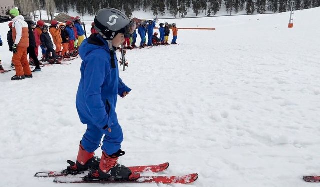 Kars'ın çocukları Nisan'da 2 metre kar üzerinde kayak öğreniyor