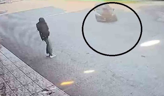 Karşıya geçmeye çalışan kadına otomobil çarptı: Kaza anı kamerada