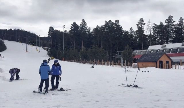 Kars'ta bahar ortasında kayak keyfi: Sarıkamış'ta sezon nisanda da sürüyor