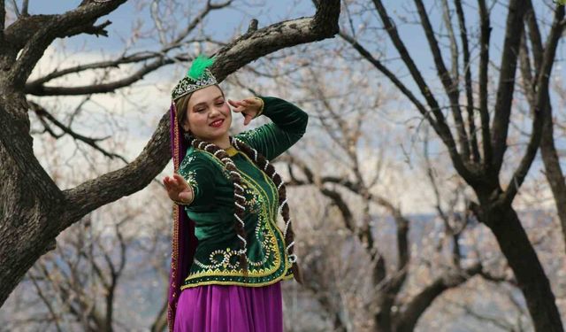 Kars'ta çiçek açan bağlarda Kafkas dansı görsel şölene dönüştü