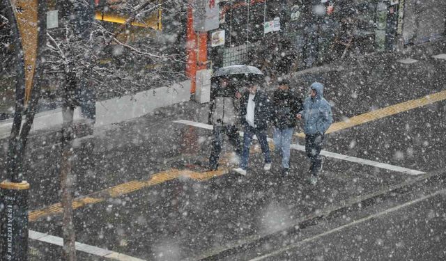 Kars'ta kar ve tipi: 33 köy yolu ulaşıma kapandı