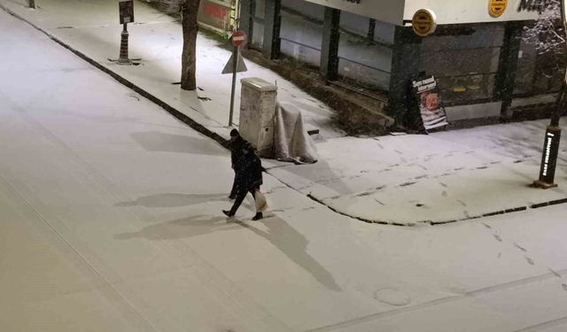 Kars'ta Nisan sürprizi: Şehir merkezi 5 dakikada beyaza büründü