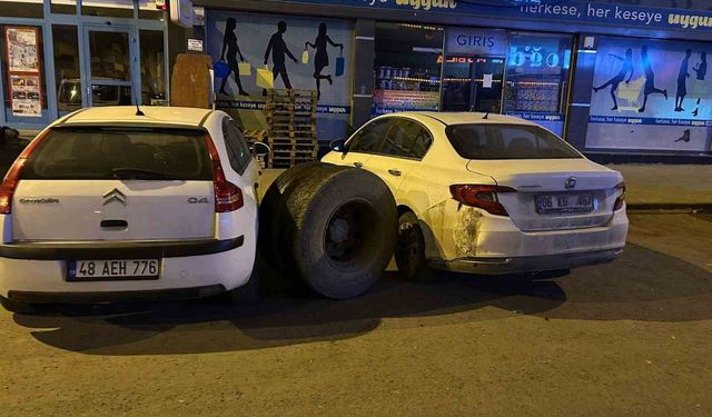 Kars'ta seyir halindeki kamyonun tekeri koptu: Park halindeki araçlar zarar gördü