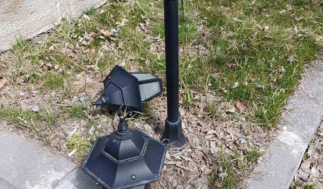 Kars'ta Valilik Parkı'nın ışıklandırma lambaları kırıldı