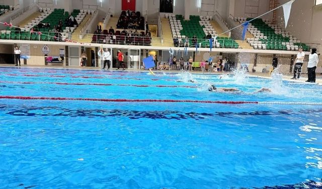 Kars'ta yüzme şöleni: Minik sporcular yarı final biletini aldı
