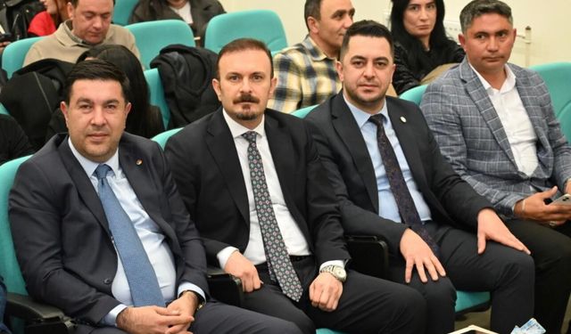 Kars'ta, 'Zirvede Kadın' paneli yoğun ilgi gördü