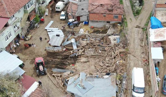 Kastamonu'da çıkan fırtına sırasında ahır çöktü: 4 büyükbaş hayvan telef oldu