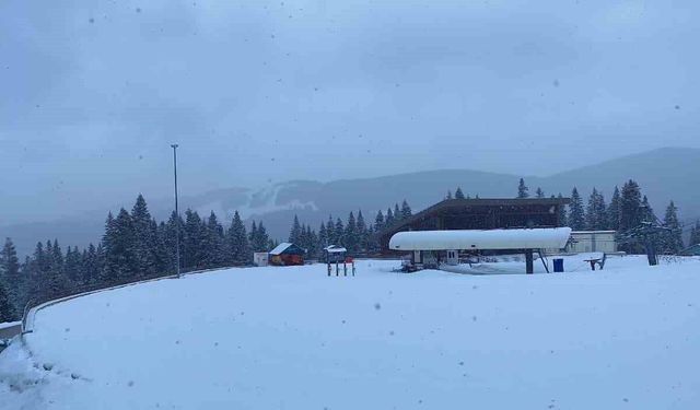 Kastamonu'nun yüksek kesimlerinde kar yağışı ve fırtına etkili oluyor