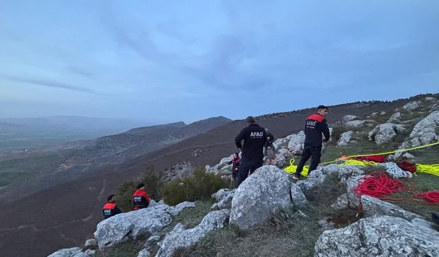 Kayalıklarda mahsur kalan keçiyi arama kurtarma ekipleri kurtardı