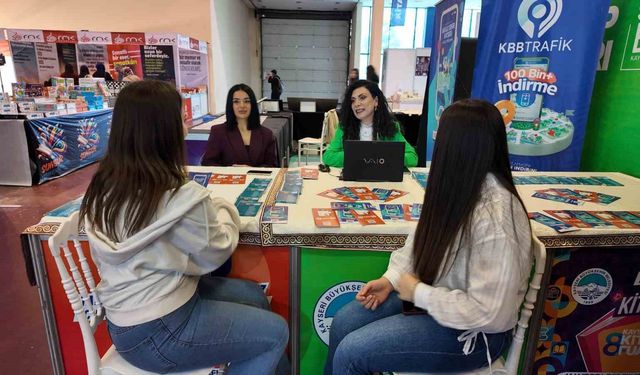 Kayseri Kitap Fuarı'nda çocukların keyfi yerinde