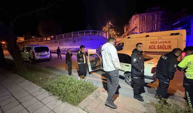 Kendilerini uyaran adamı darp eden şahıslar otomobili bırakıp kaçtı