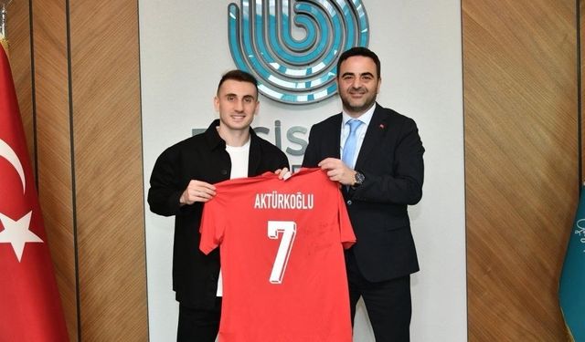 Kerem Aktürkoğlu'ndan Başkan Özlü'ye forma hediyesi