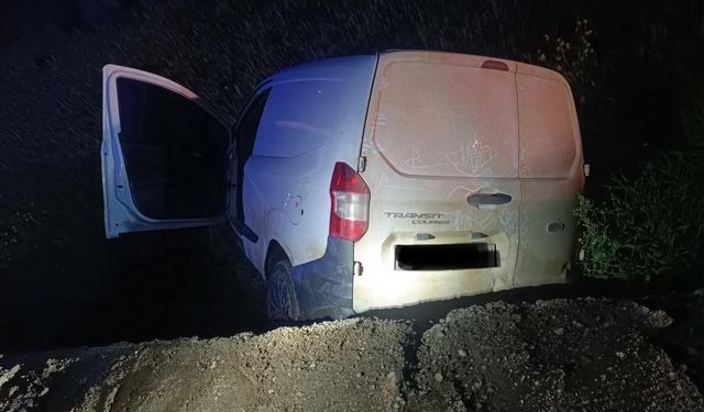 Kırıkhan'da şarampole devrilen hafif ticari aracın sürücüsü yaralandı