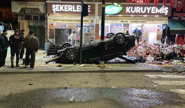 Kontrolden çıkan otomobil 2 iş yerine çarparak devrildi
