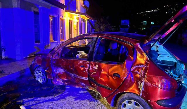 Kontrolden çıkan otomobil, evin duvarına çarparak durdu: 4'çocuk 9 yaralı