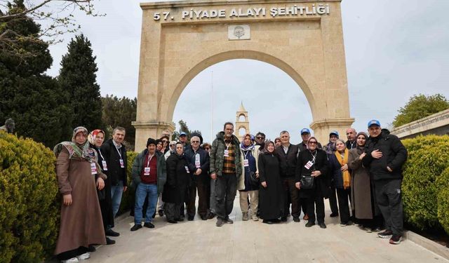 Küçükçekmece Belediyesi emekli çiftleri Çanakkale'ye götürdü