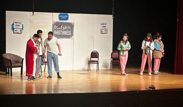 Kütahya'da 'Keçileri Kaçırıyorum' oyunu tiyatroseverlerle buluştu