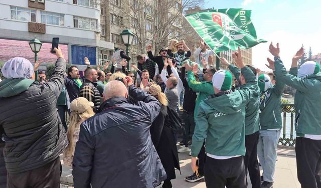 Maç için gelen Bursaspor taraftarı, Eskişehir'i hareketlendirdi