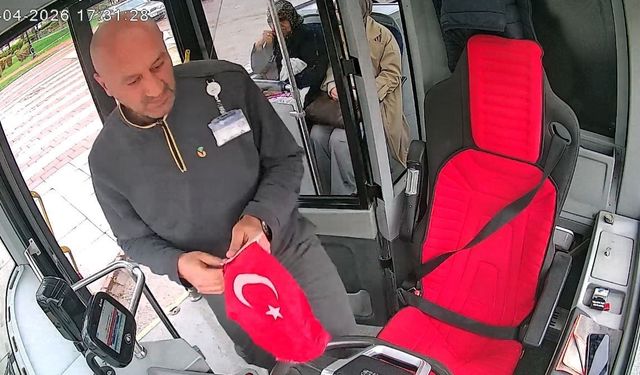 Malatya'da otobüs şoförünün bayrak hassasiyeti