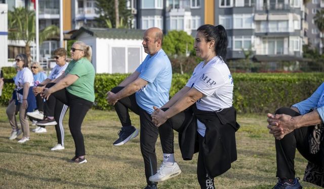 Mersin sahilinde sabah sporu buluşmaları yoğun ilgi görüyor