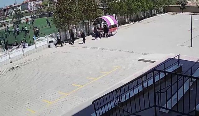 Minik yüreklerin polise yaptığı jest kalpleri ısıttı