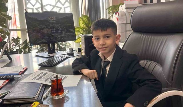 Müdür koltuğuna oturan küçük çocuk ilk talimatıyla arkadaşlarını sevindirdi