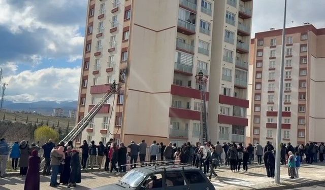 Niğde'de 5. katta çıkan yangında 4 kişi tedbir amaçlı hastaneye kaldırıldı