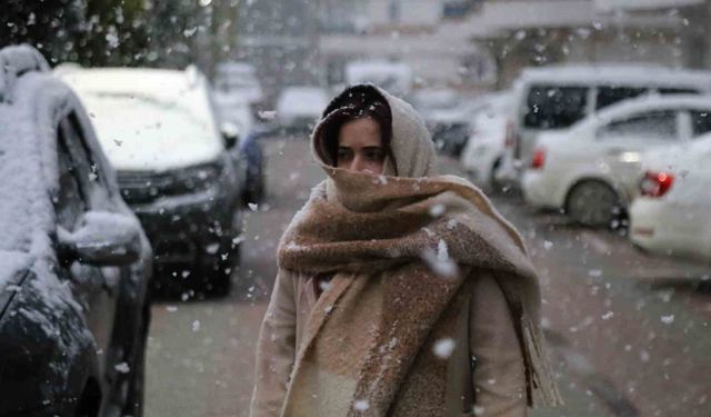 Nisan ayında lapa lapa kar yağışı: Kent merkezini beyaza bürüdü