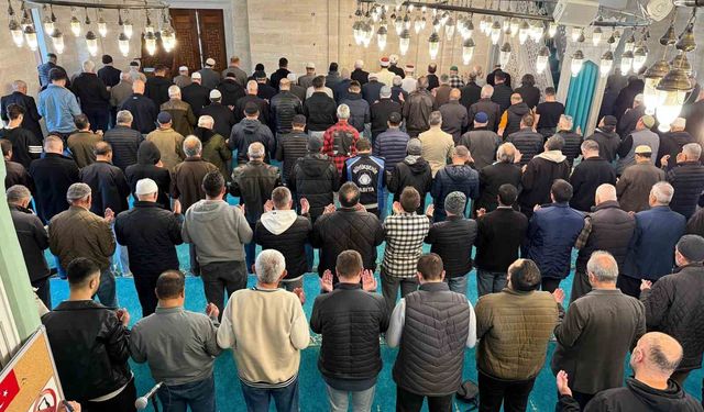 Okul saldırısında hayatını kaybedenler için gıyabi cenaze namazı kılındı