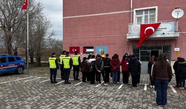 Okullarda öğrenciler Türk Bayrağı ile karşılandı