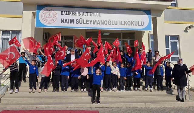 Okullarda Türk bayraklı tören