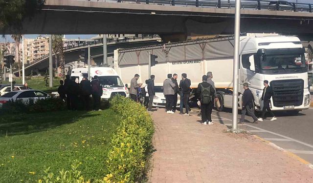 Otomobil kaldırımdaki öğrencilere çarptı: 2 yaralı