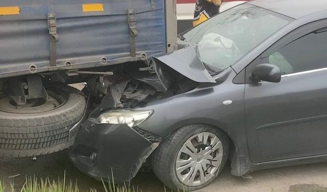 Otomobil park halindeki tıra çarptı: 5 yaralı