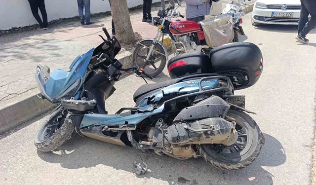 Otomobille çarpışan motosiklet sürücüsü ağır yaralandı